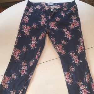 Skinny floral stretch jean. Low rise.